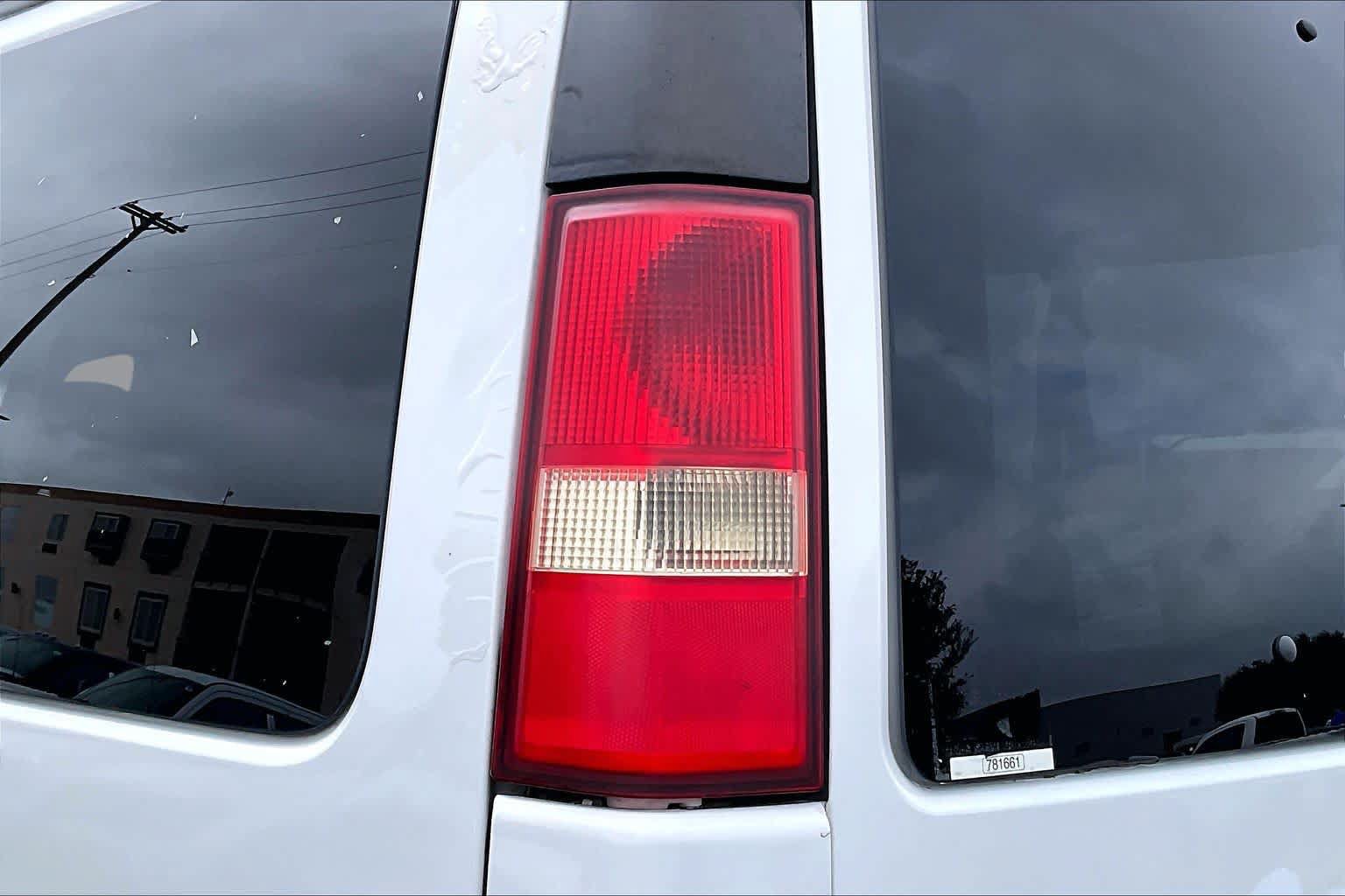 Used 2007 Chevrolet Express 3500 Extended Passenger w/ LT Preferred Equipment Group RWD image 24