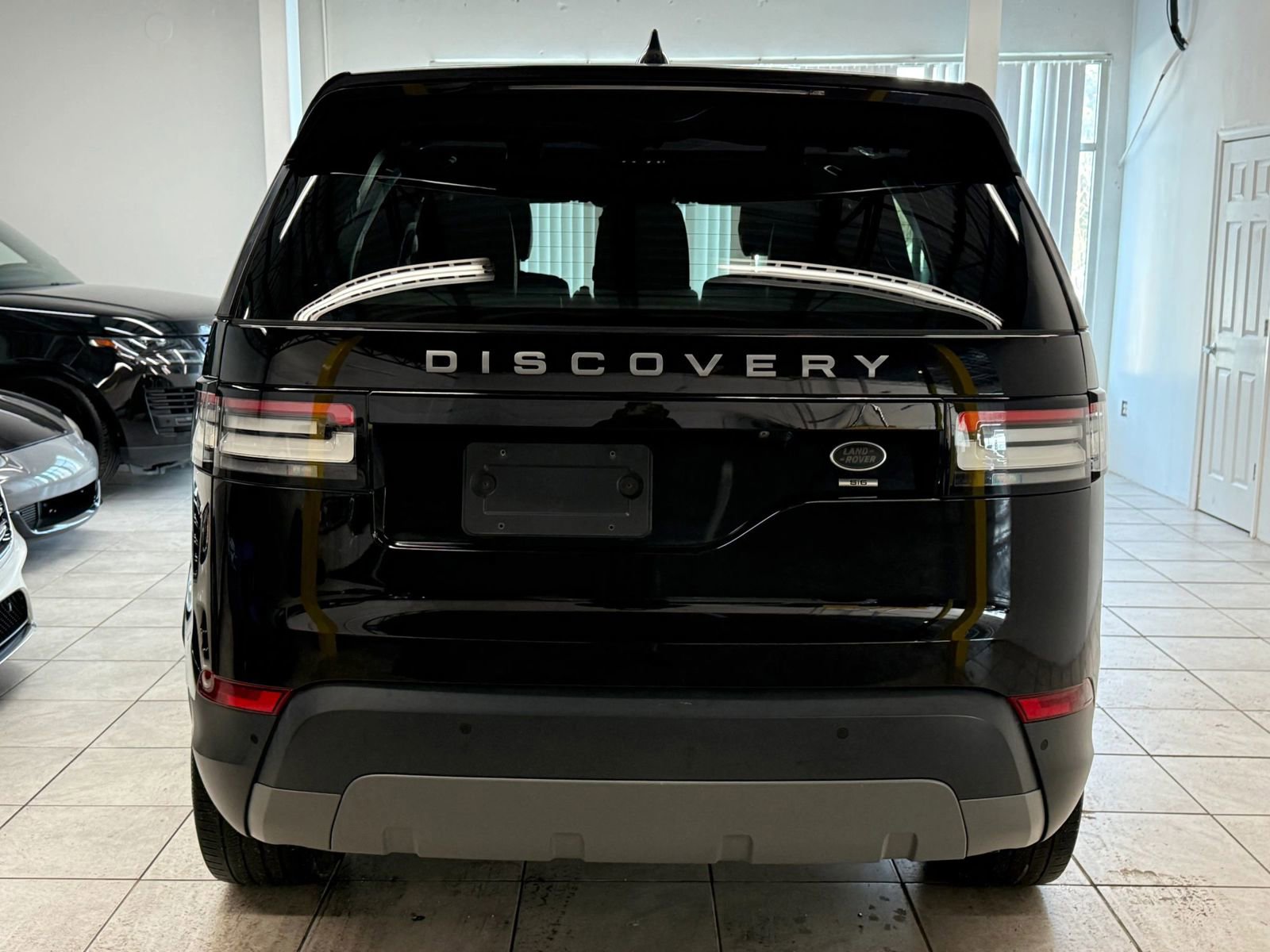 Used 2020 Land Rover Discovery SE image 8