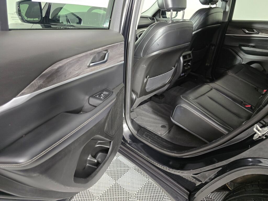 Used 2023 Jeep Grand Cherokee Limited w/ Black Appearance Package image 35