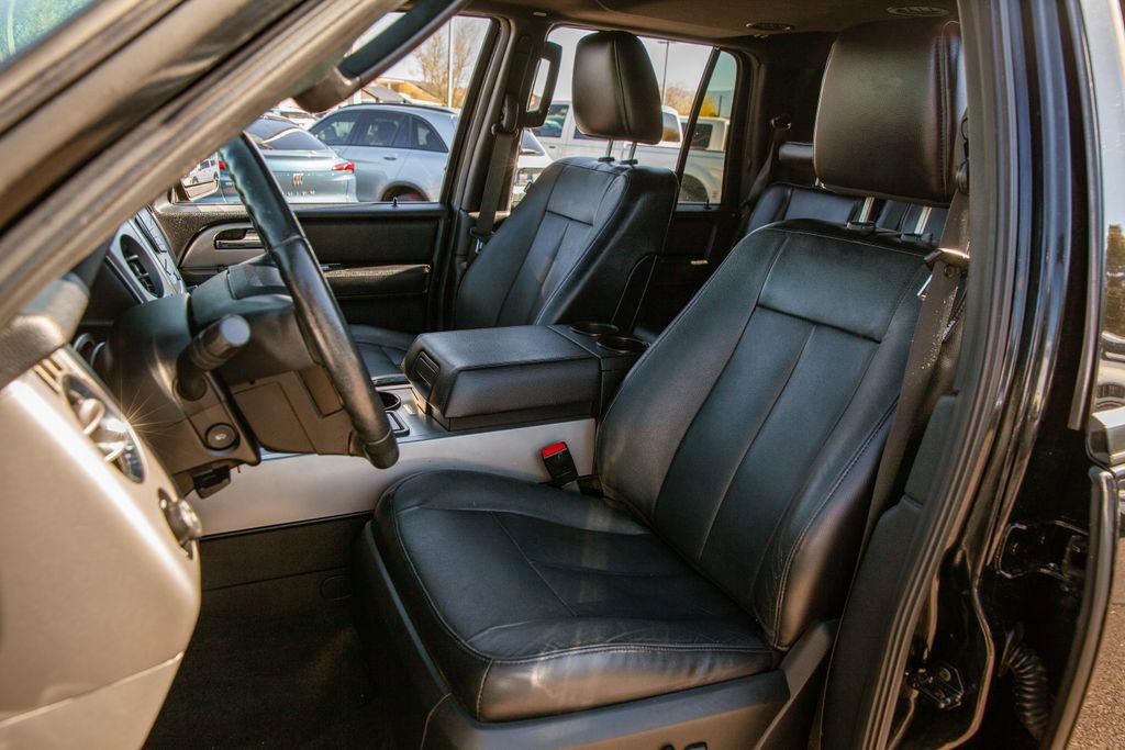 Used 2017 Ford Expedition XLT w/ Equipment Group 201A AWD/4WD image 13