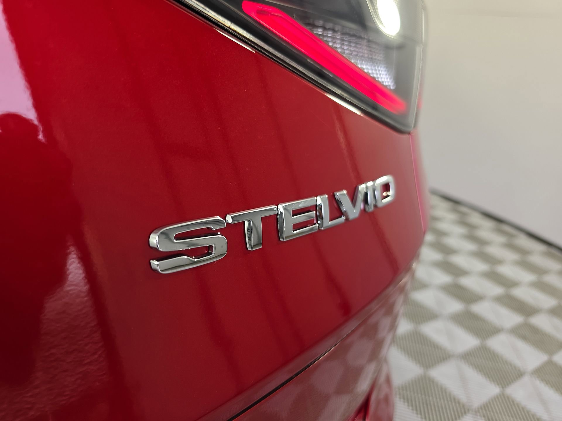 Used 2024 Alfa Romeo Stelvio Veloce AWD/4WD image 11