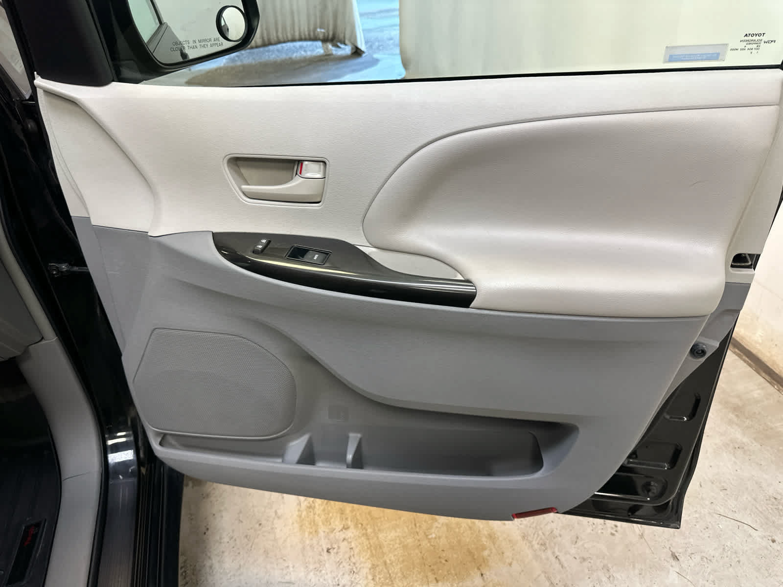 Used 2014 Toyota Sienna L FWD image 24