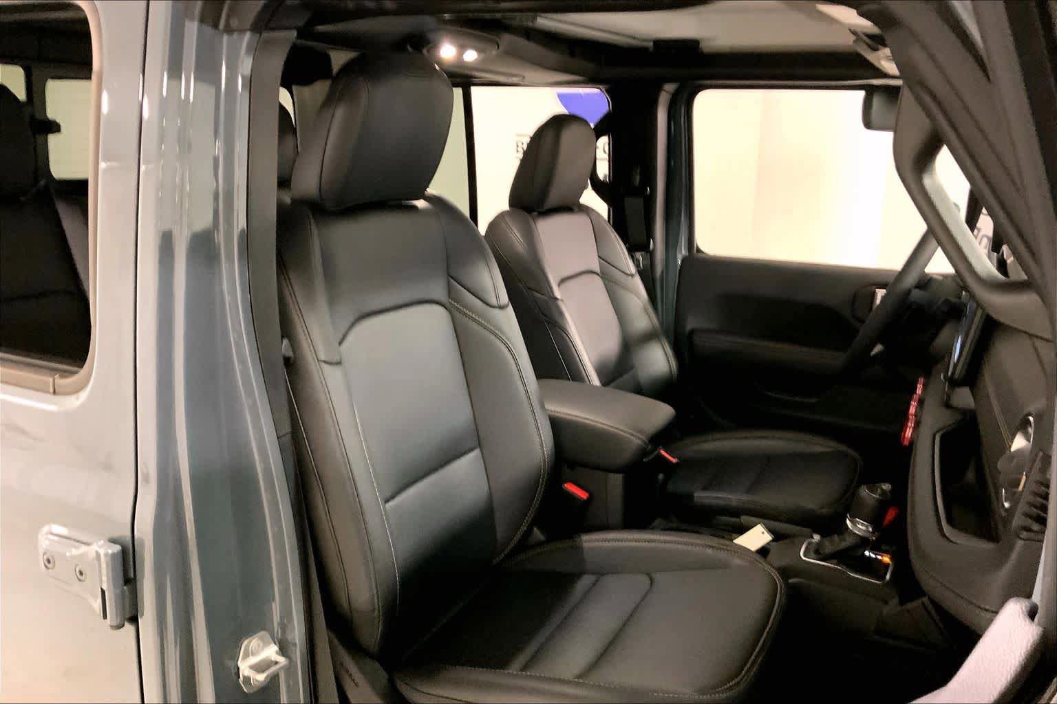Used 2025 Jeep Gladiator Sport w/ Premium Package image 8
