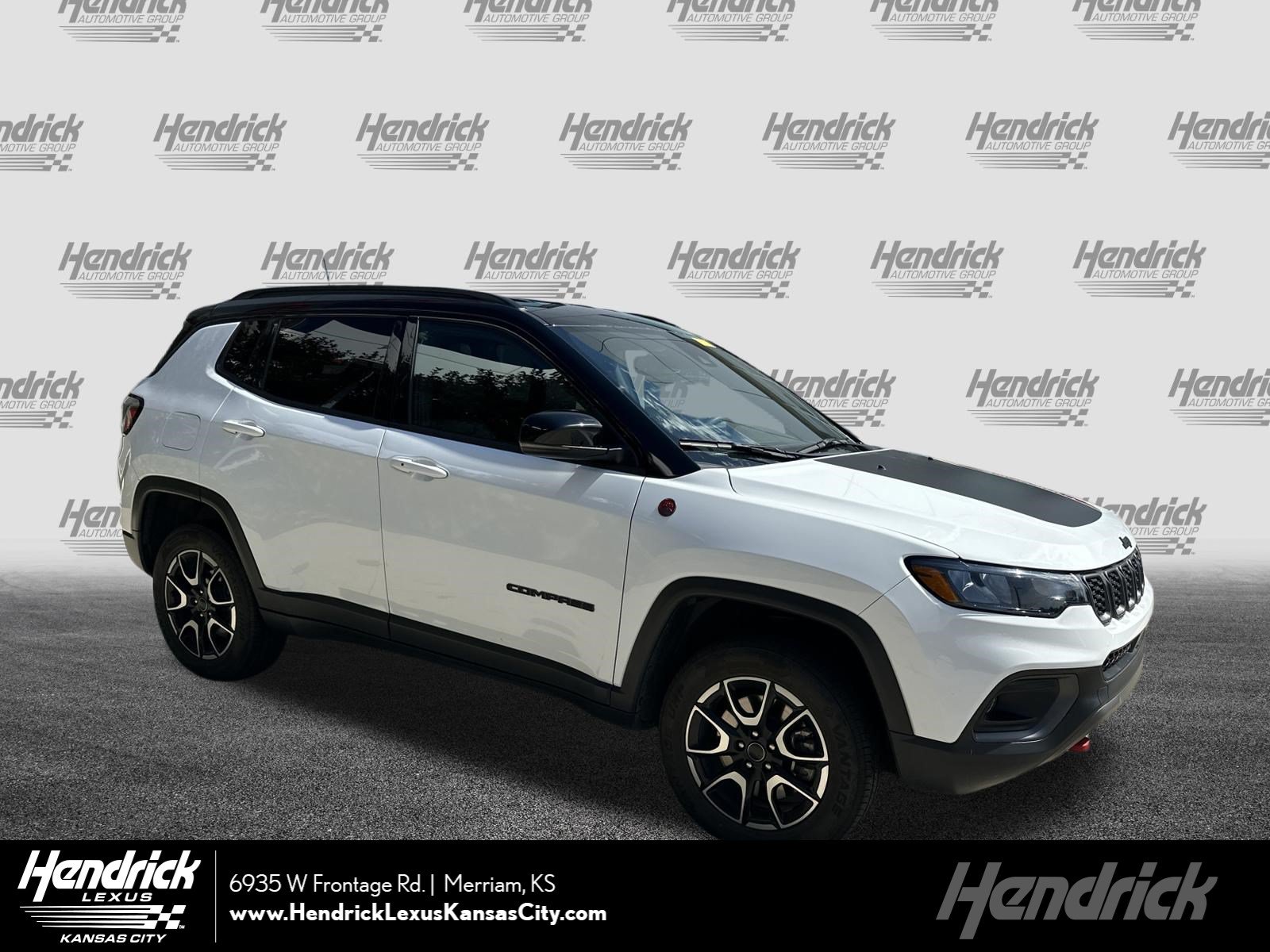 Used 2025 Jeep Compass Trailhawk AWD/4WD image 1