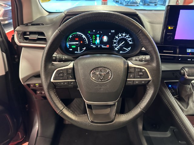 Certified 2025 Toyota Sienna XLE FWD image 17