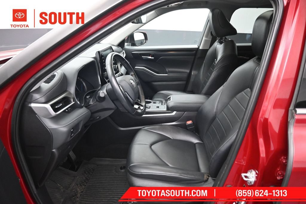 Used 2021 Toyota Highlander XLE AWD/4WD image 9