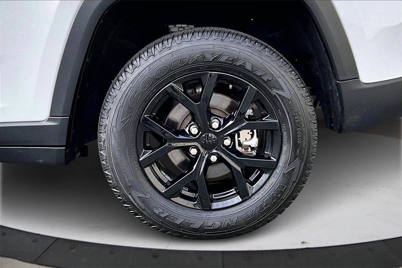 Used 2024 Jeep Grand Cherokee Altitude image 33