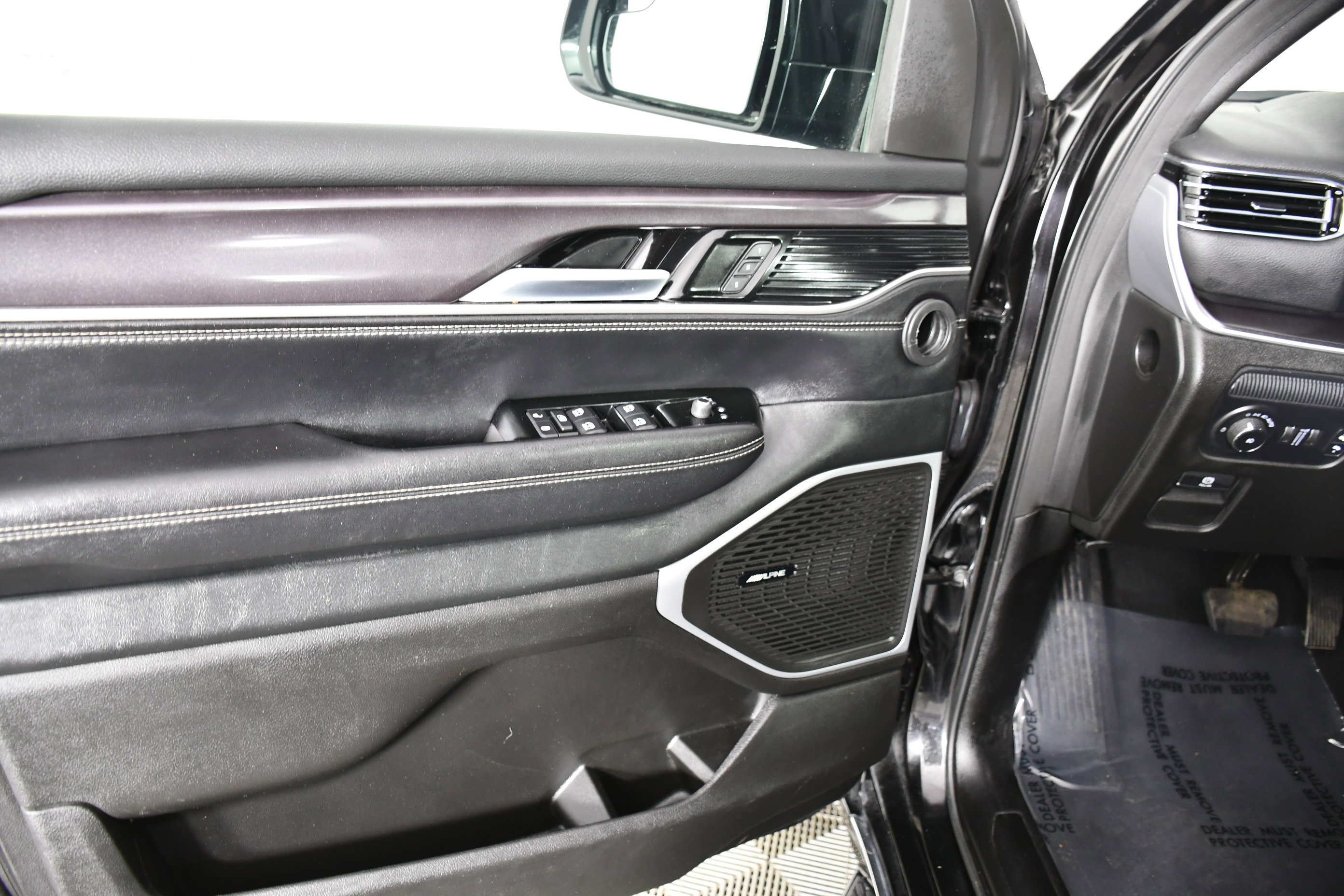 Used 2024 Jeep Wagoneer 4WD w/ HD Trailer Tow Package image 39