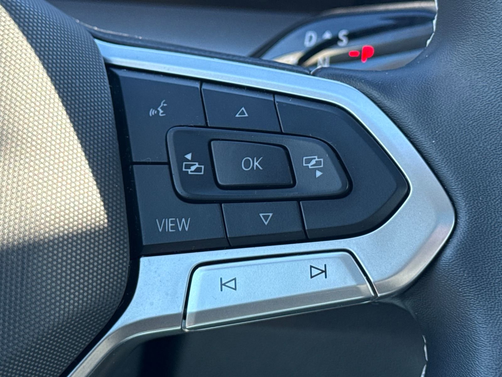 Used 2025 Volkswagen Tiguan SE image 26