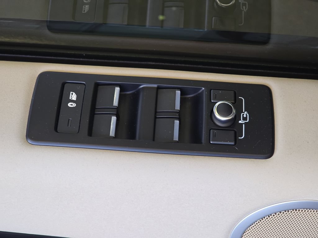 Used 2018 Land Rover Discovery SE AWD/4WD image 31