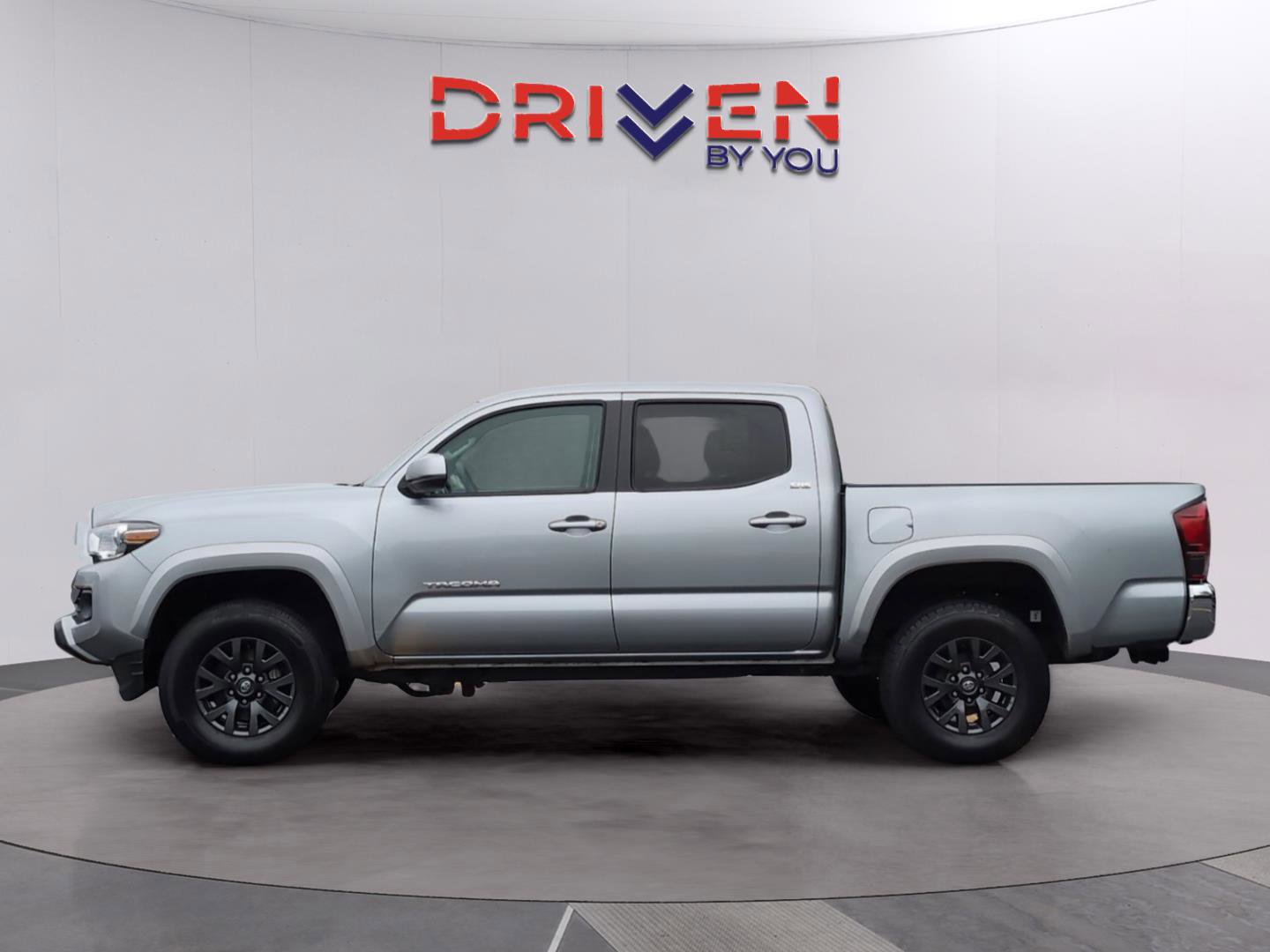 Used 2023 Toyota Tacoma SR5 AWD/4WD image 2