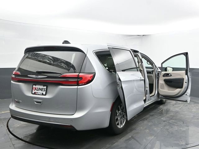 Used 2024 Chrysler Pacifica Touring-L image 57