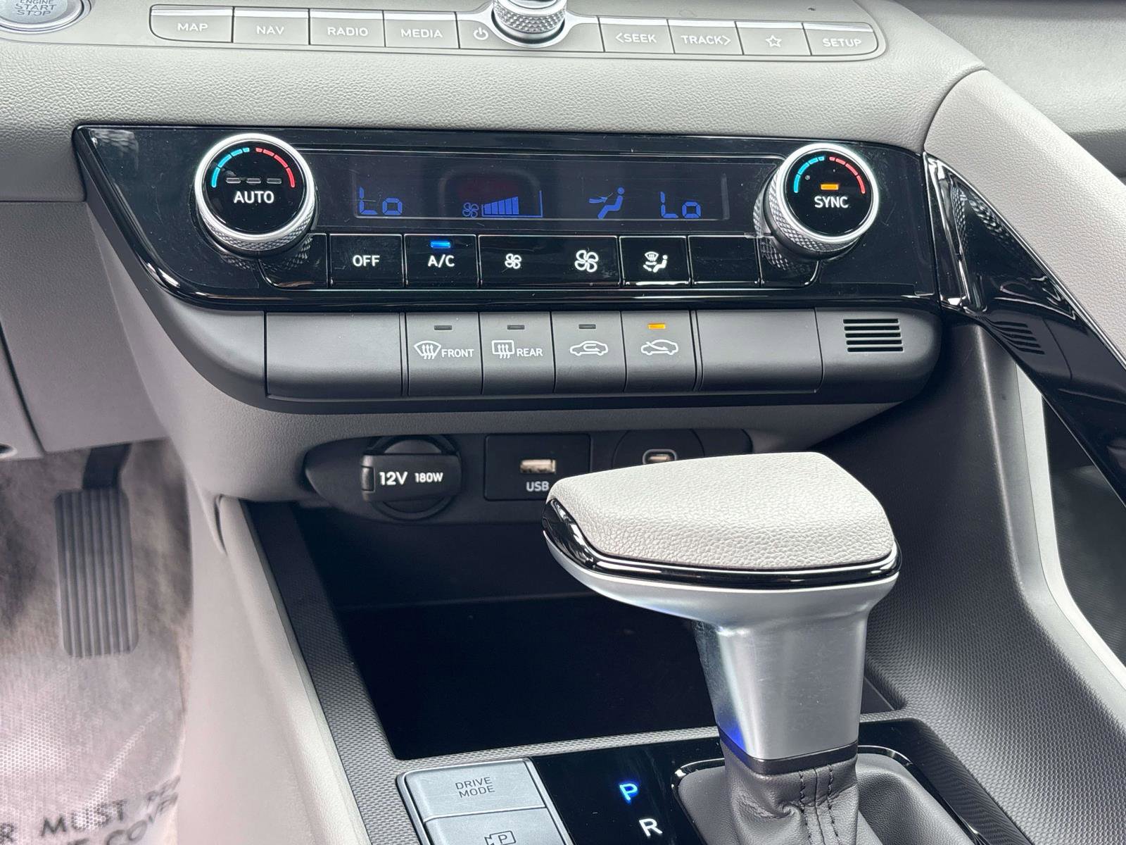 Used 2024 Hyundai Elantra Blue image 23