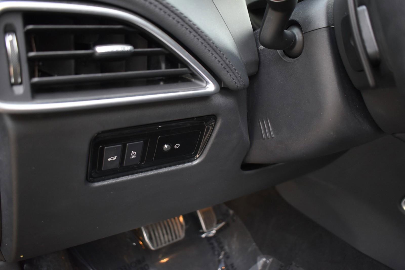 Used 2019 Jaguar F-PACE Prestige image 26