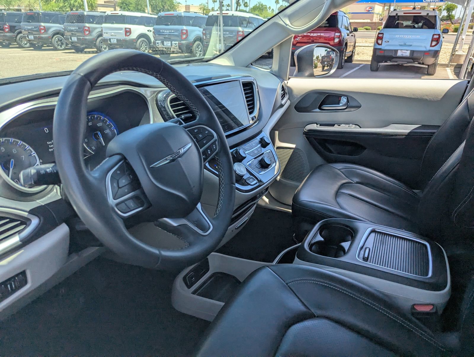Used 2023 Chrysler Pacifica Touring-L image 16