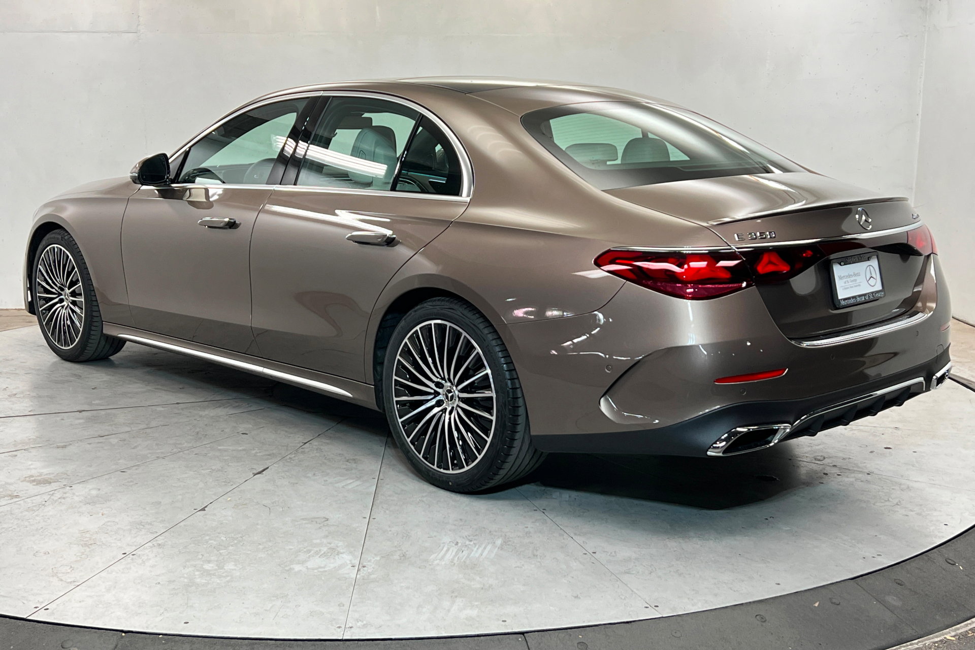 New 2026 Mercedes-Benz E 350 4MATIC Sedan image 3