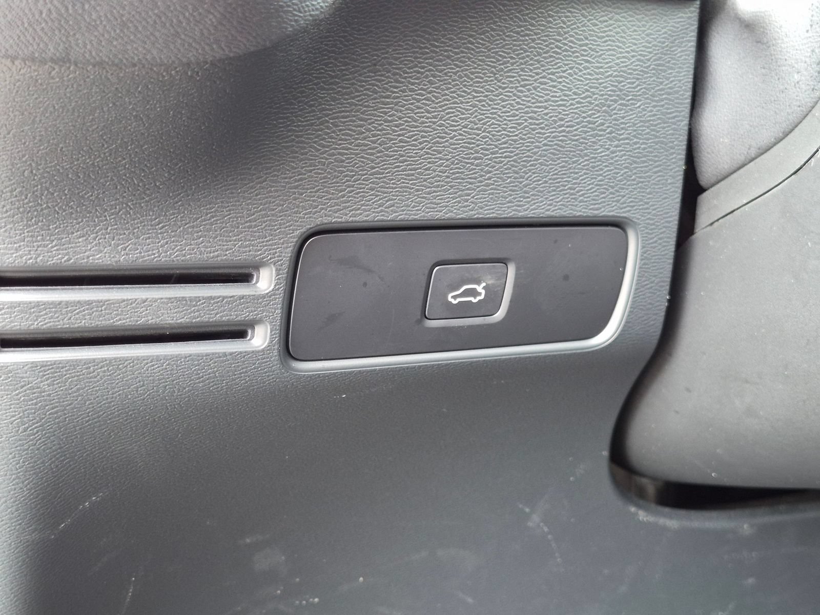 Used 2023 Volvo C40 P8 Recharge Ultimate w/ Protection Package Premier AWD/4WD image 17