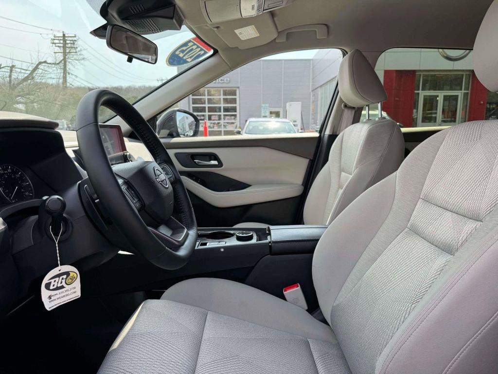 Certified 2025 Nissan Rogue SV image 14