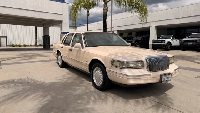 Used 1995 Lincoln Town Car Cartier RWD image 2