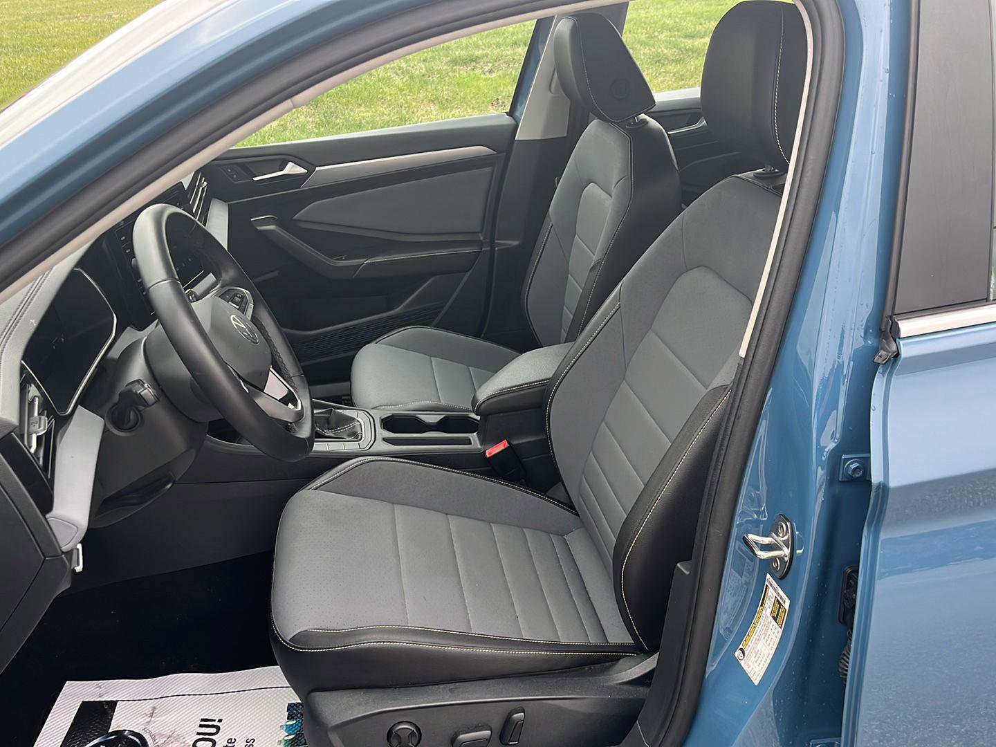 Used 2025 Volkswagen Jetta SE FWD image 22