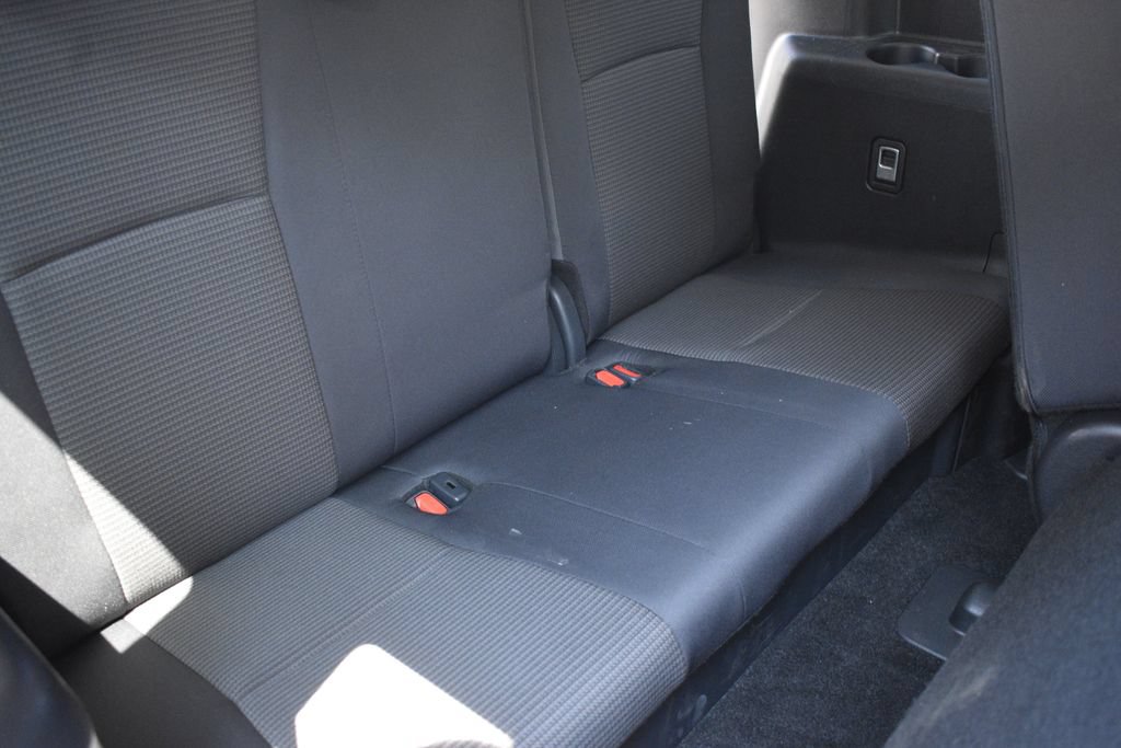 Used 2025 Toyota Highlander LE FWD image 32