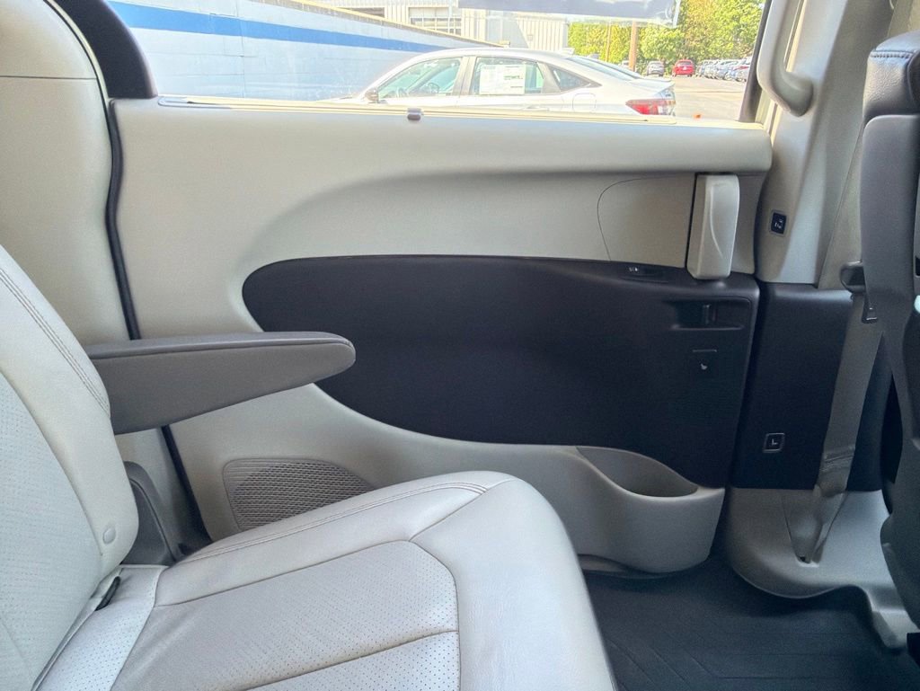Used 2018 Chrysler Pacifica Touring-L Plus FWD image 19