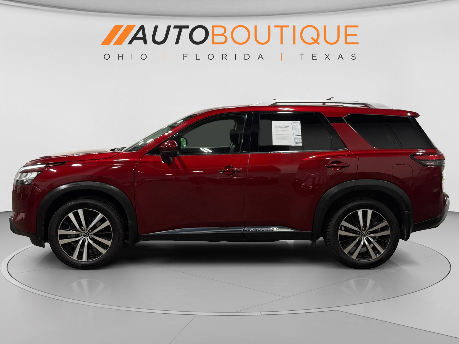 Used 2024 Nissan Pathfinder Platinum w/ Cargo Package AWD/4WD image 2