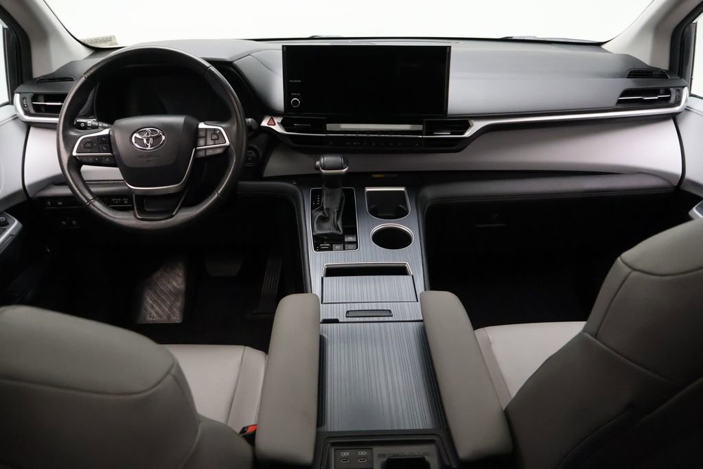 Certified 2025 Toyota Sienna XLE FWD image 22