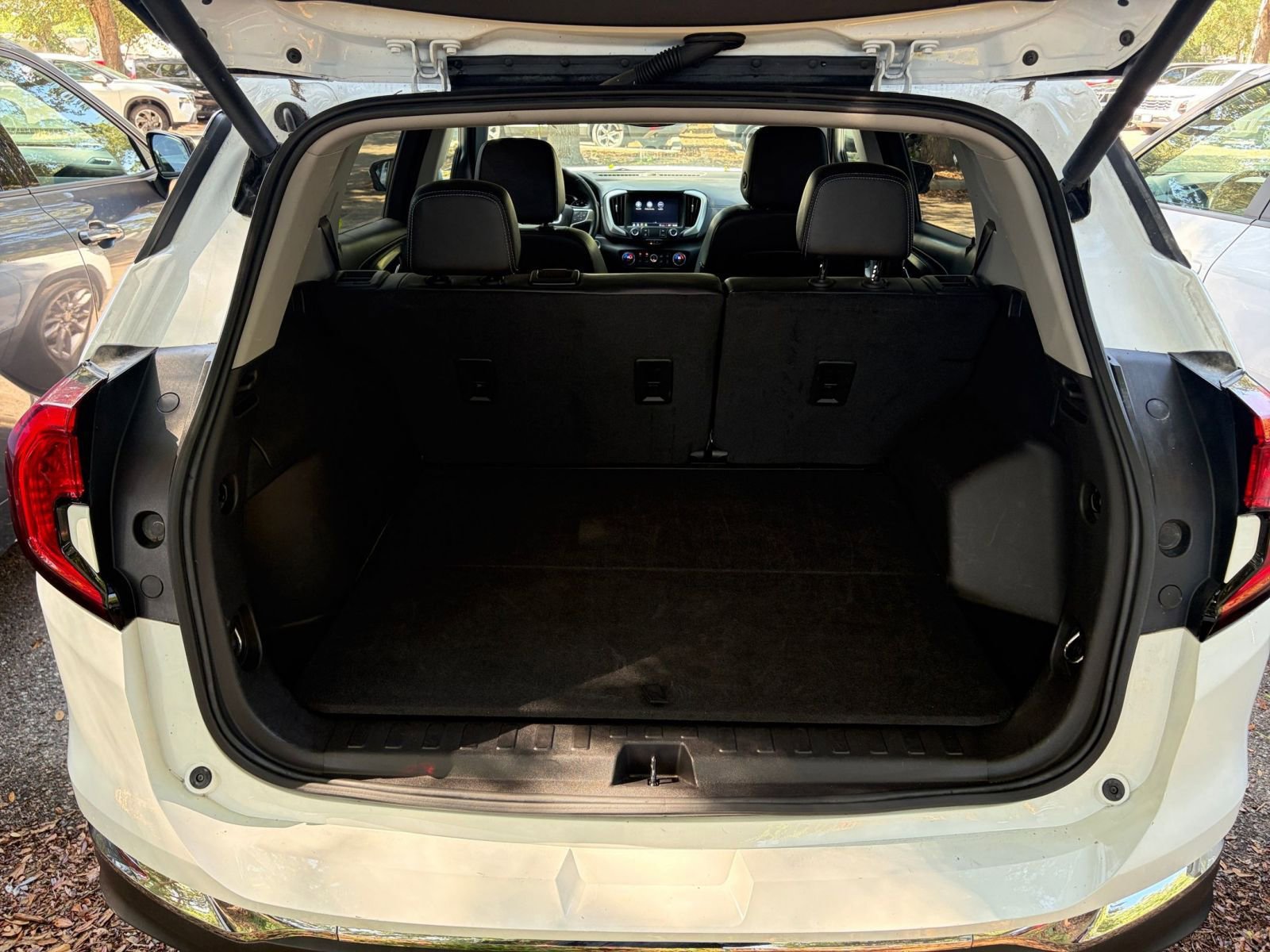 Used 2024 GMC Terrain SLT AWD/4WD image 32