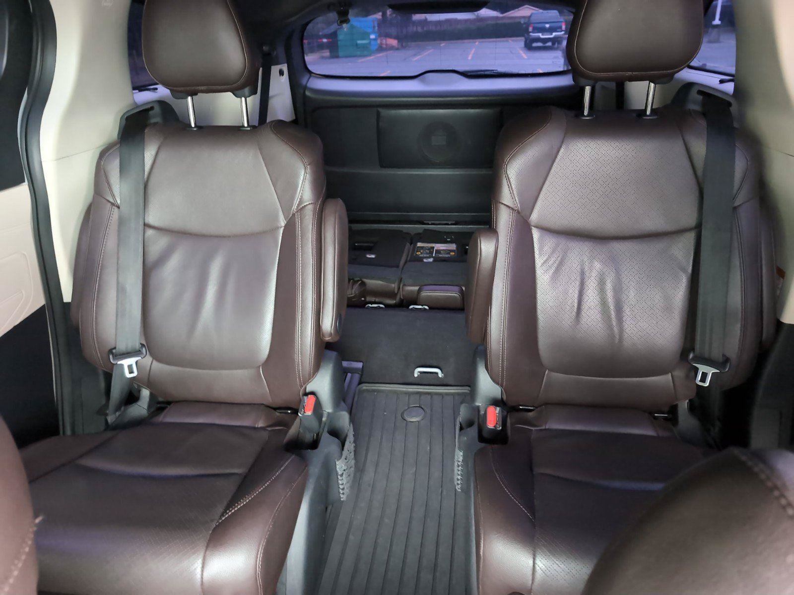 Used 2021 Toyota Sienna Platinum FWD image 27