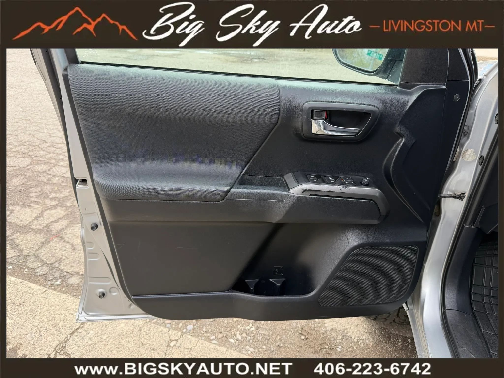 Used 2019 Toyota Tacoma TRD Off-Road w/ Technology Package AWD/4WD image 11