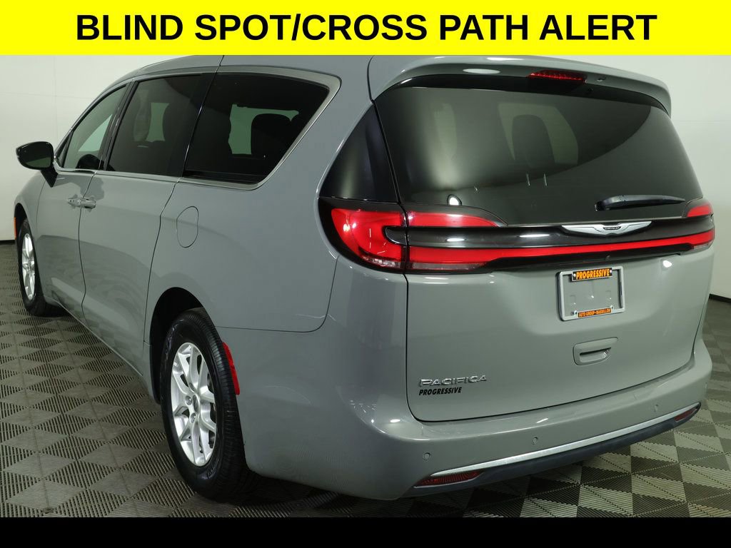 Used 2025 Chrysler Pacifica Select image 6