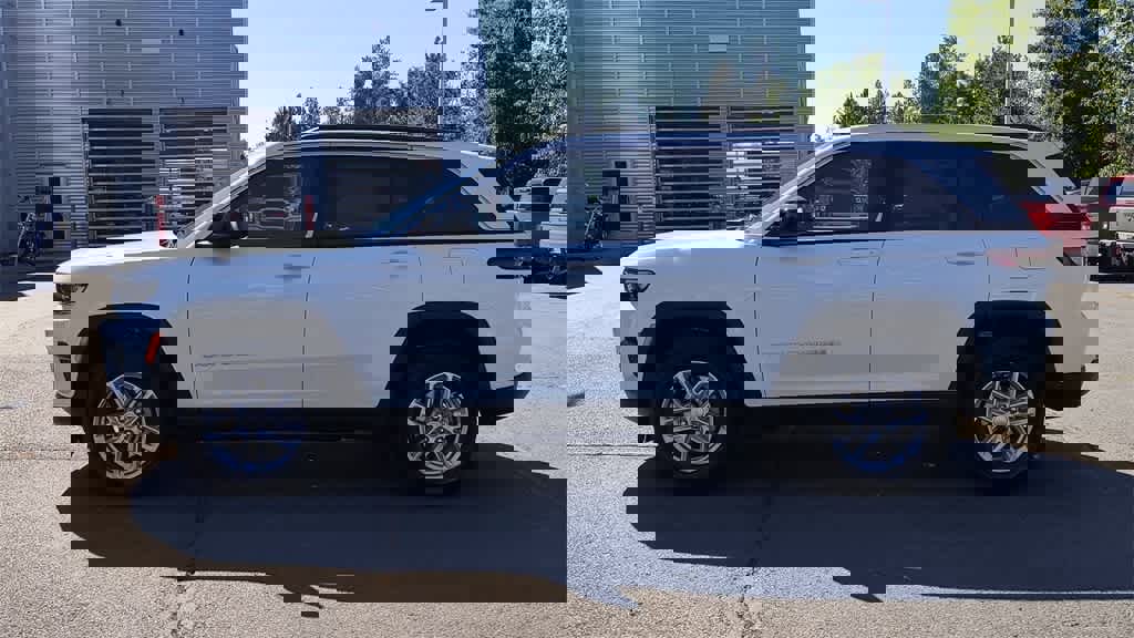 New 2025 Jeep Grand Cherokee Laredo X w/ Luxury Tech Group I image 5