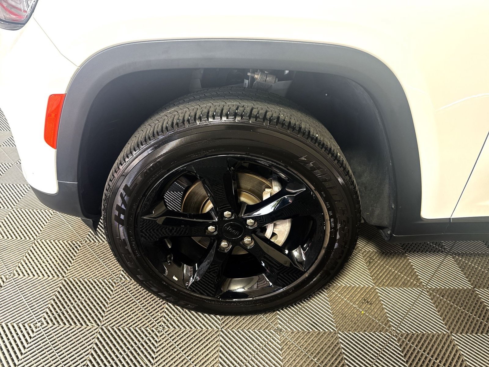 Used 2025 Jeep Grand Cherokee Altitude AWD/4WD image 12