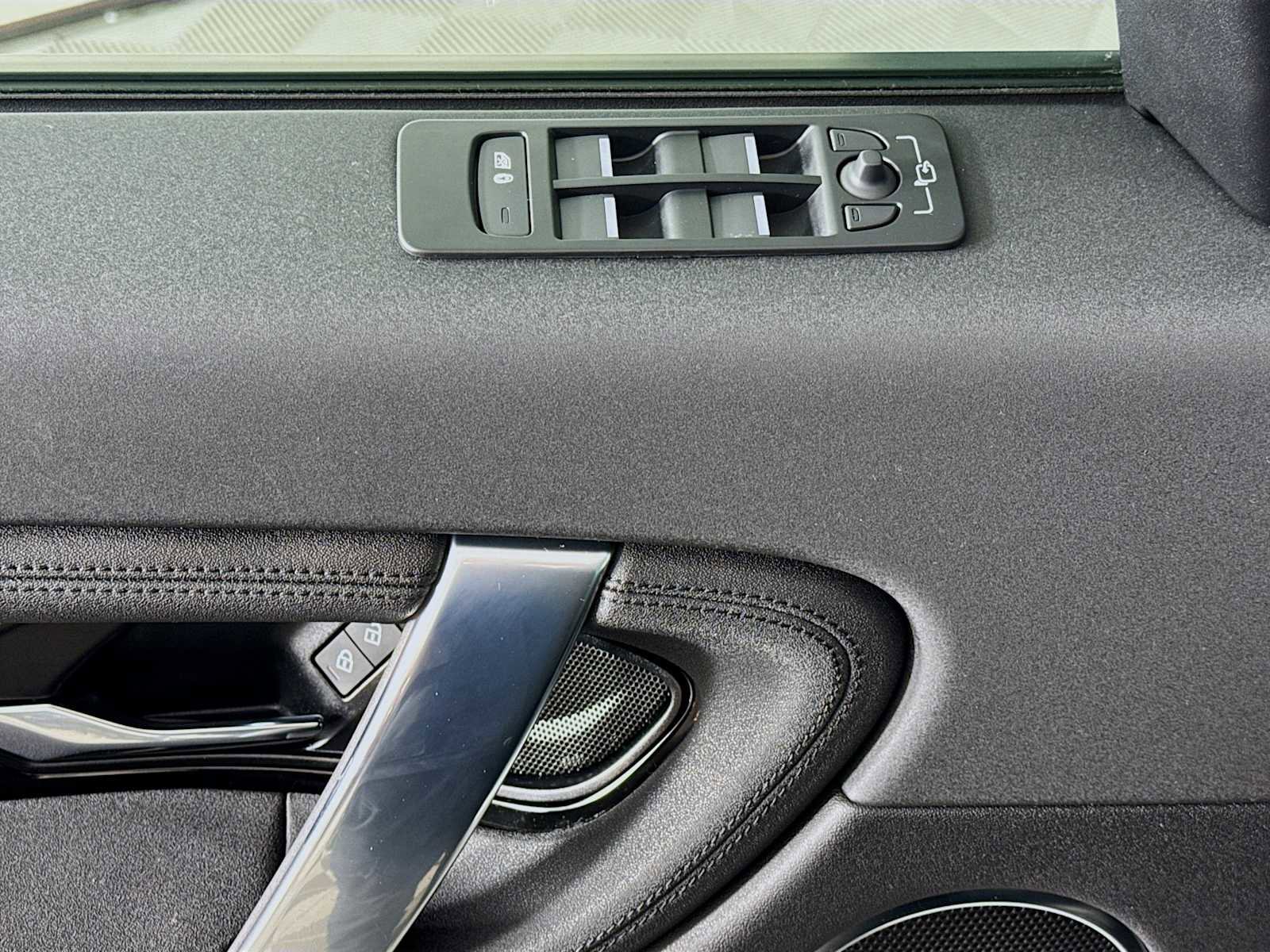 Used 2025 Land Rover Discovery Sport S image 18