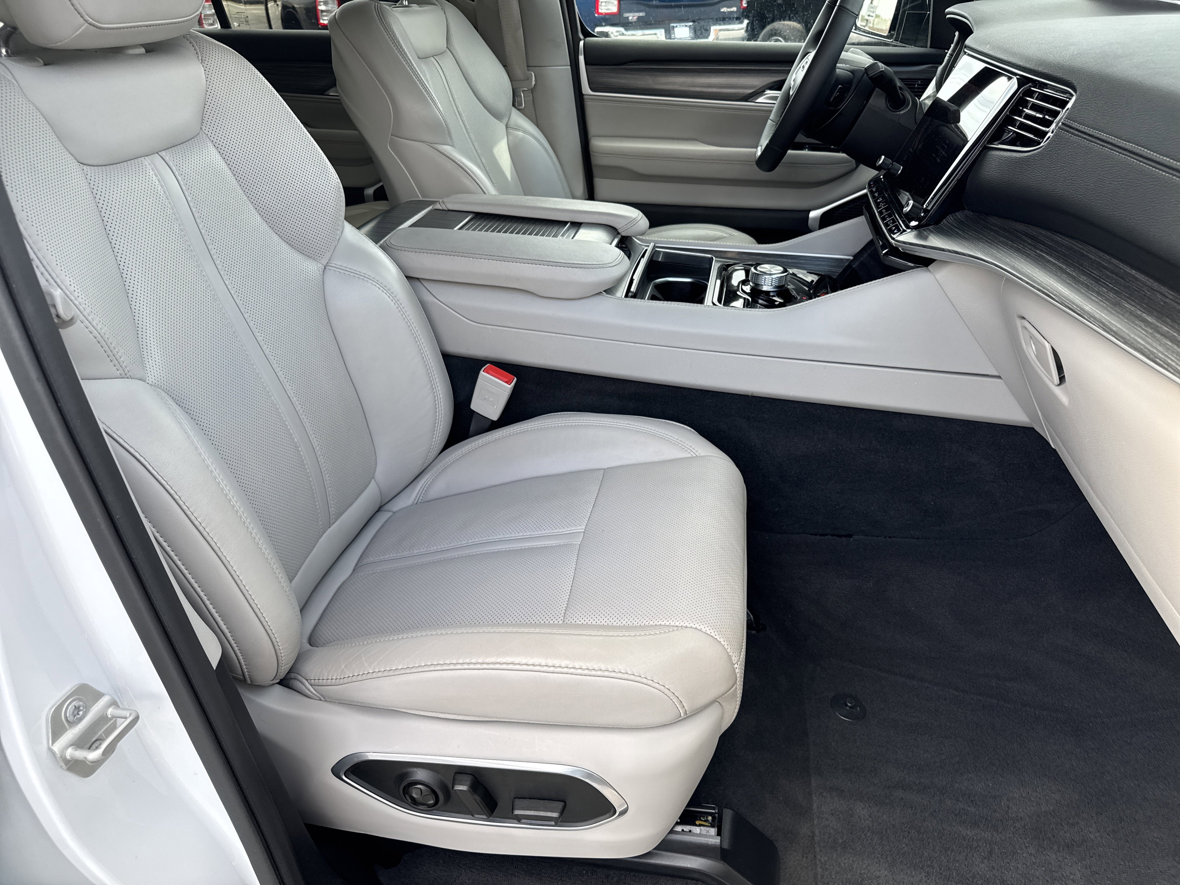 Used 2024 Jeep Wagoneer Series II w/ Flexible Seating Group image 14