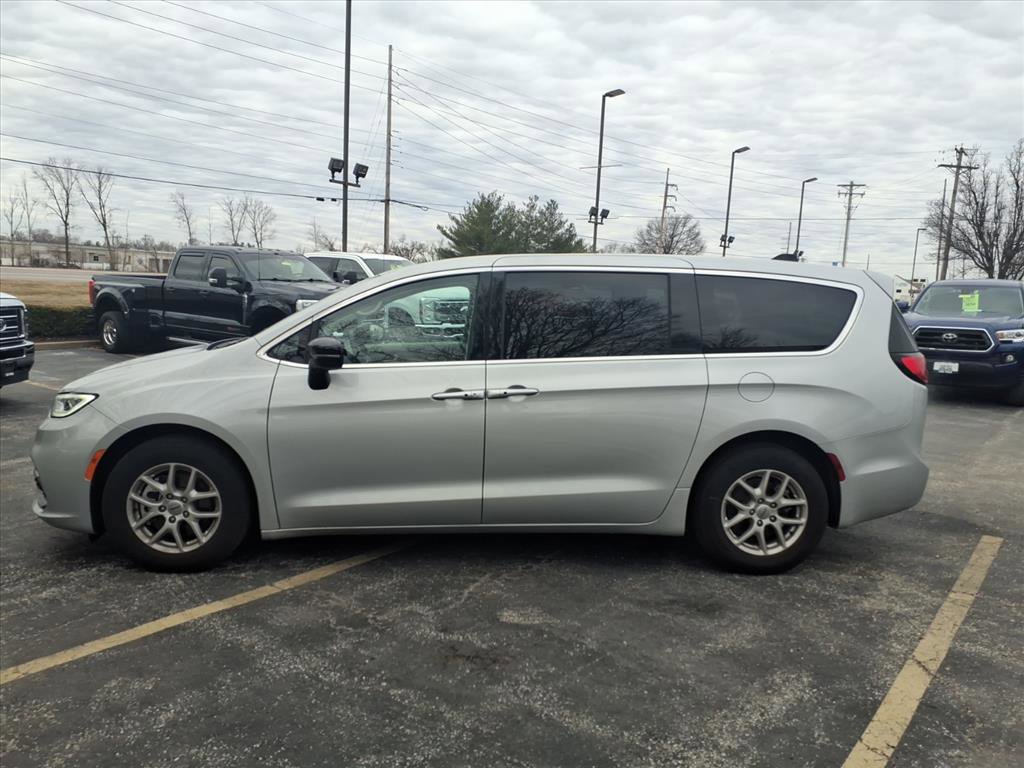 Used 2024 Chrysler Pacifica Touring-L image 36
