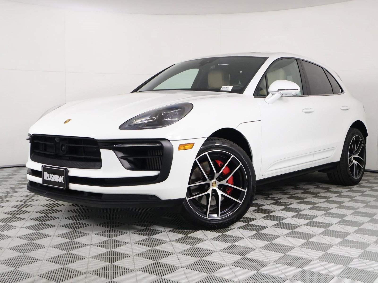 Certified 2022 Porsche Macan S AWD/4WD image 35