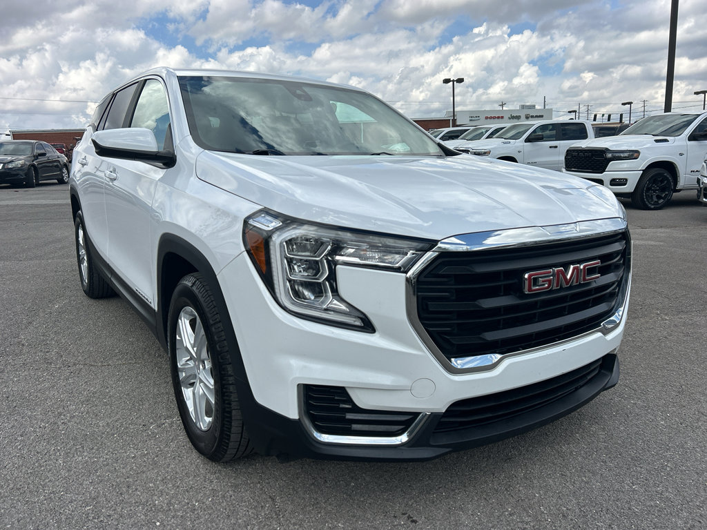 Used 2023 GMC Terrain SLE image 3