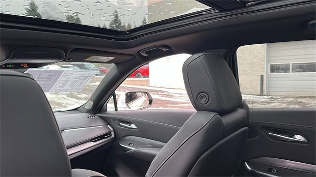 Used 2024 Cadillac XT4 Premium Luxury image 32