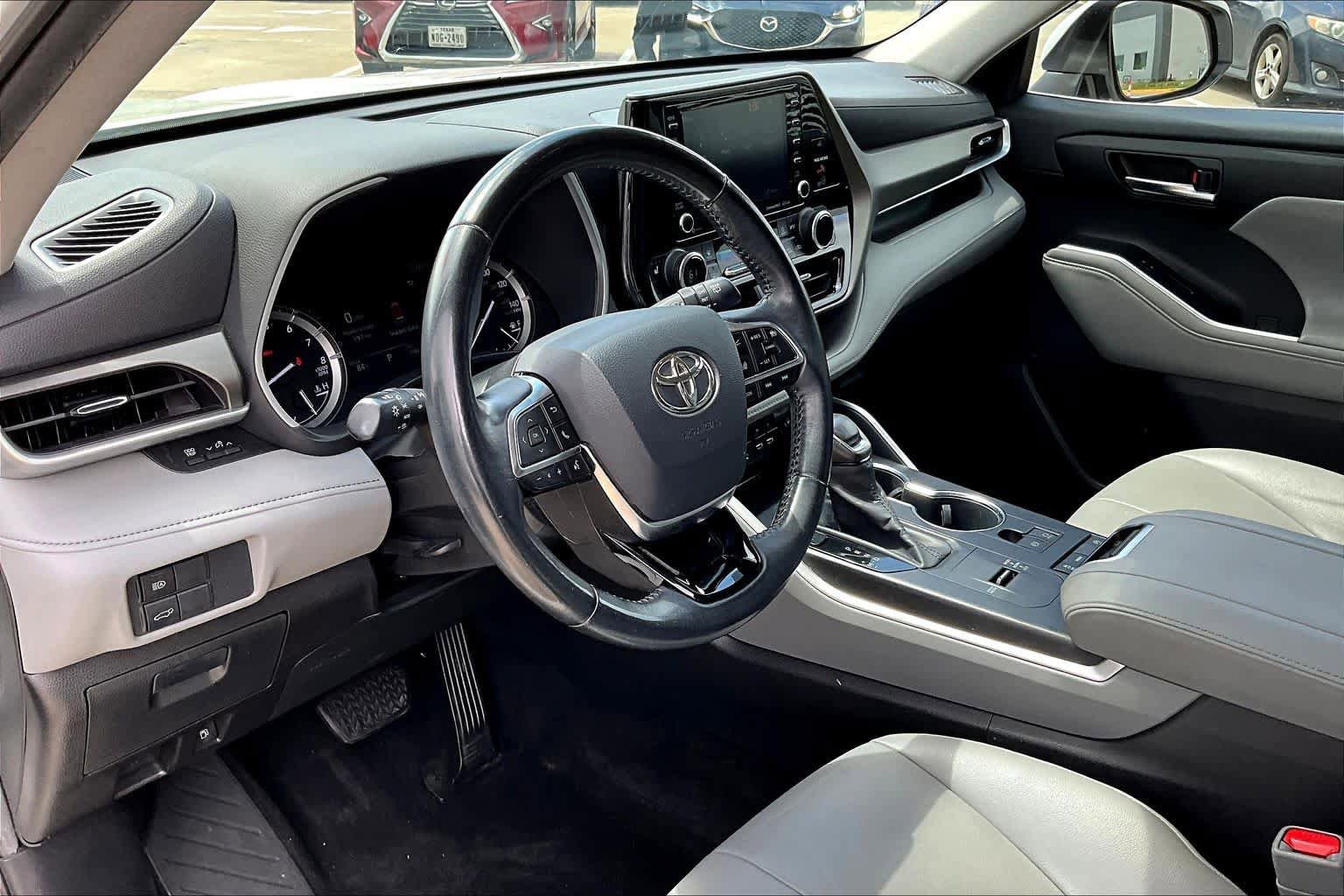 Used 2020 Toyota Highlander XLE FWD image 18