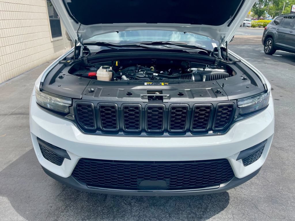 Used 2025 Jeep Grand Cherokee Altitude AWD/4WD image 14