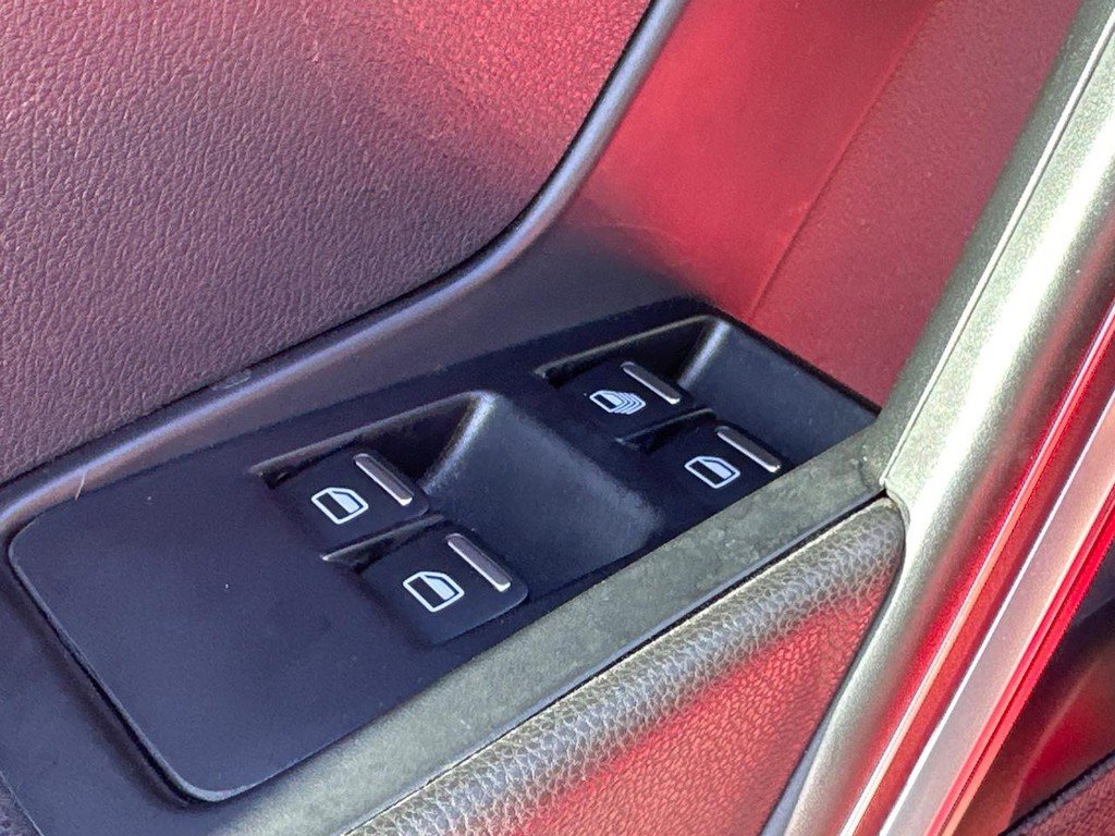 Used 2018 Volkswagen Beetle 2.0T SE image 21