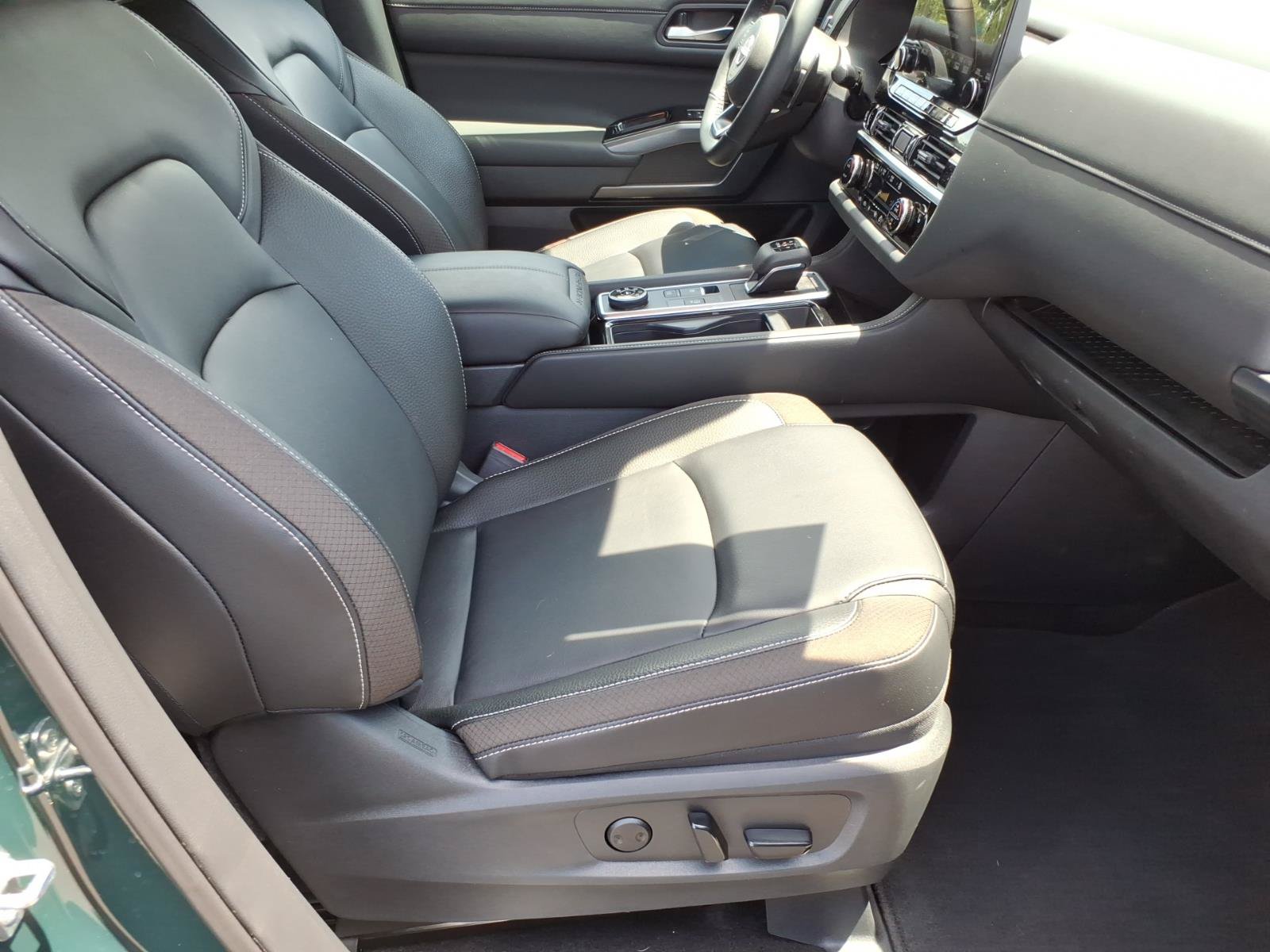 Used 2024 Nissan Pathfinder SL AWD/4WD image 8