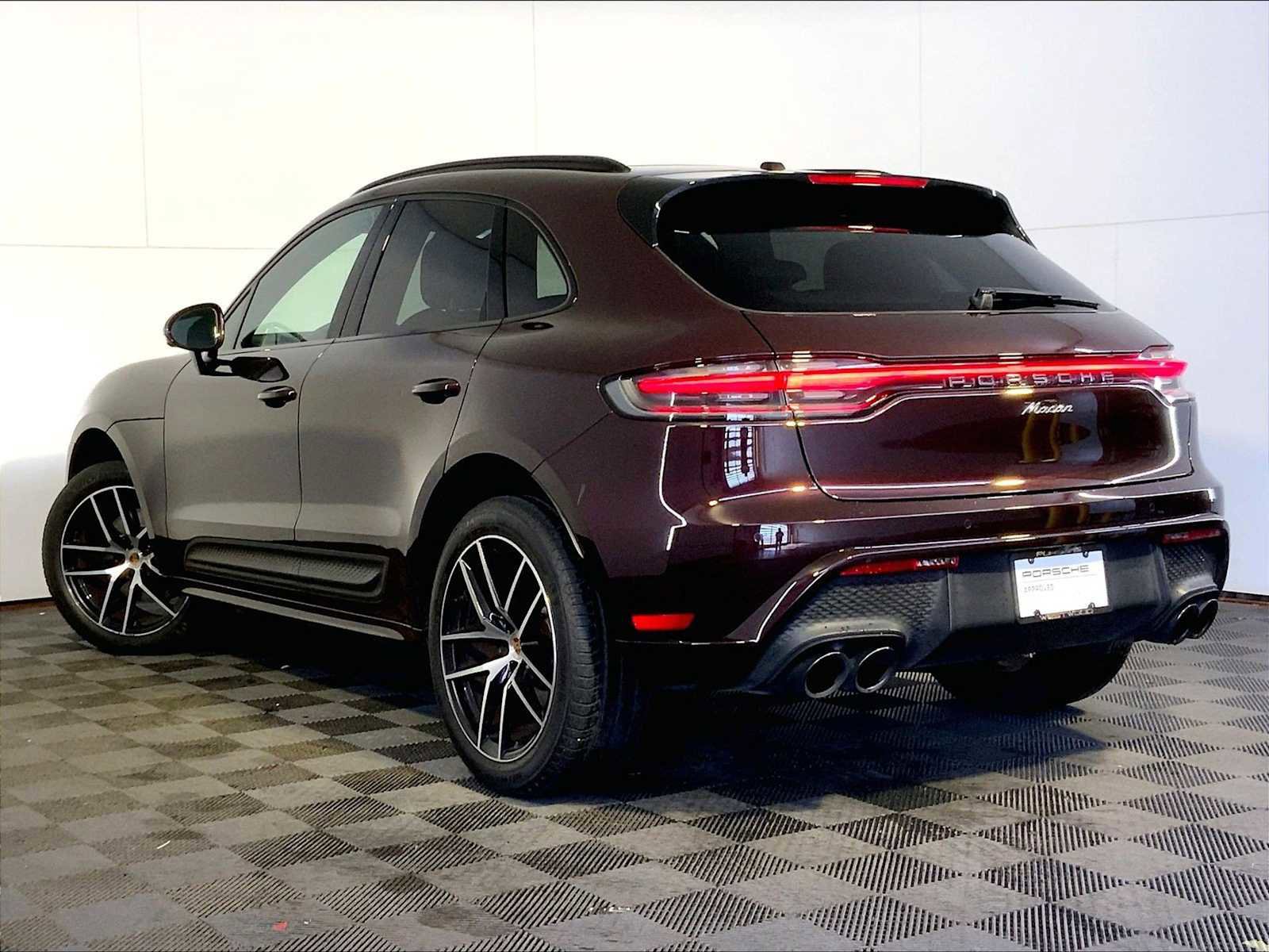 Certified 2023 Porsche Macan image 3