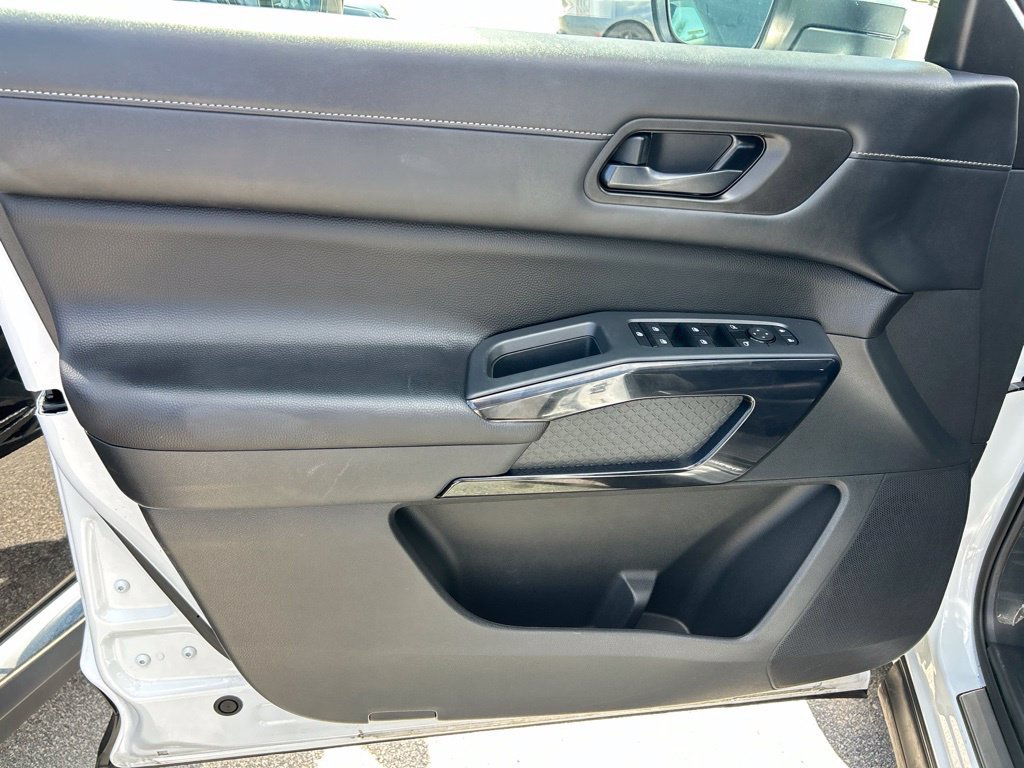 Certified 2025 Nissan Pathfinder SV w/ SV Premium Package FWD image 19
