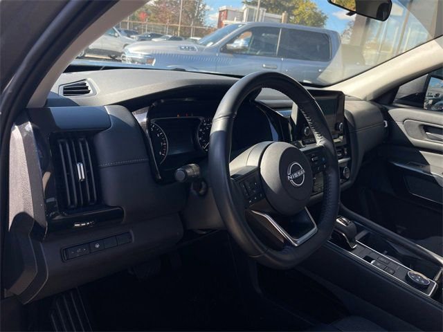 Used 2024 Nissan Pathfinder SV image 9