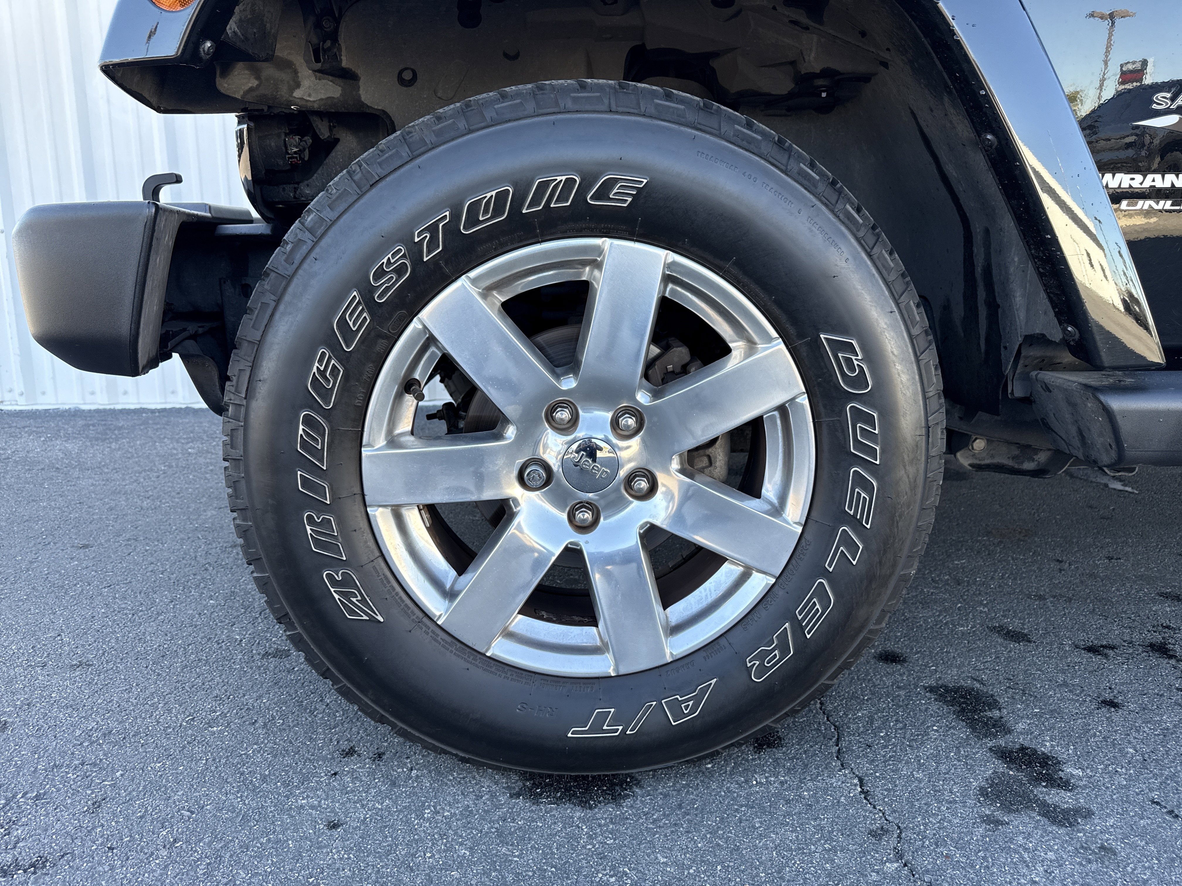 Used 2018 Jeep Wrangler Unlimited Sahara w/ Connectivity Group image 6