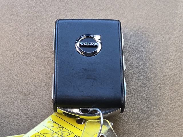 Certified 2024 Volvo XC60 B5 Ultimate w/ Protection Package Premier image 22