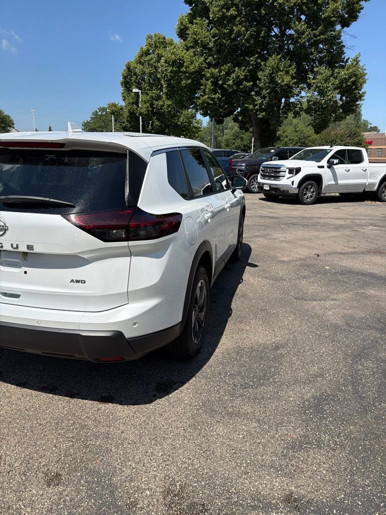 Used 2025 Nissan Rogue SV AWD/4WD image 10